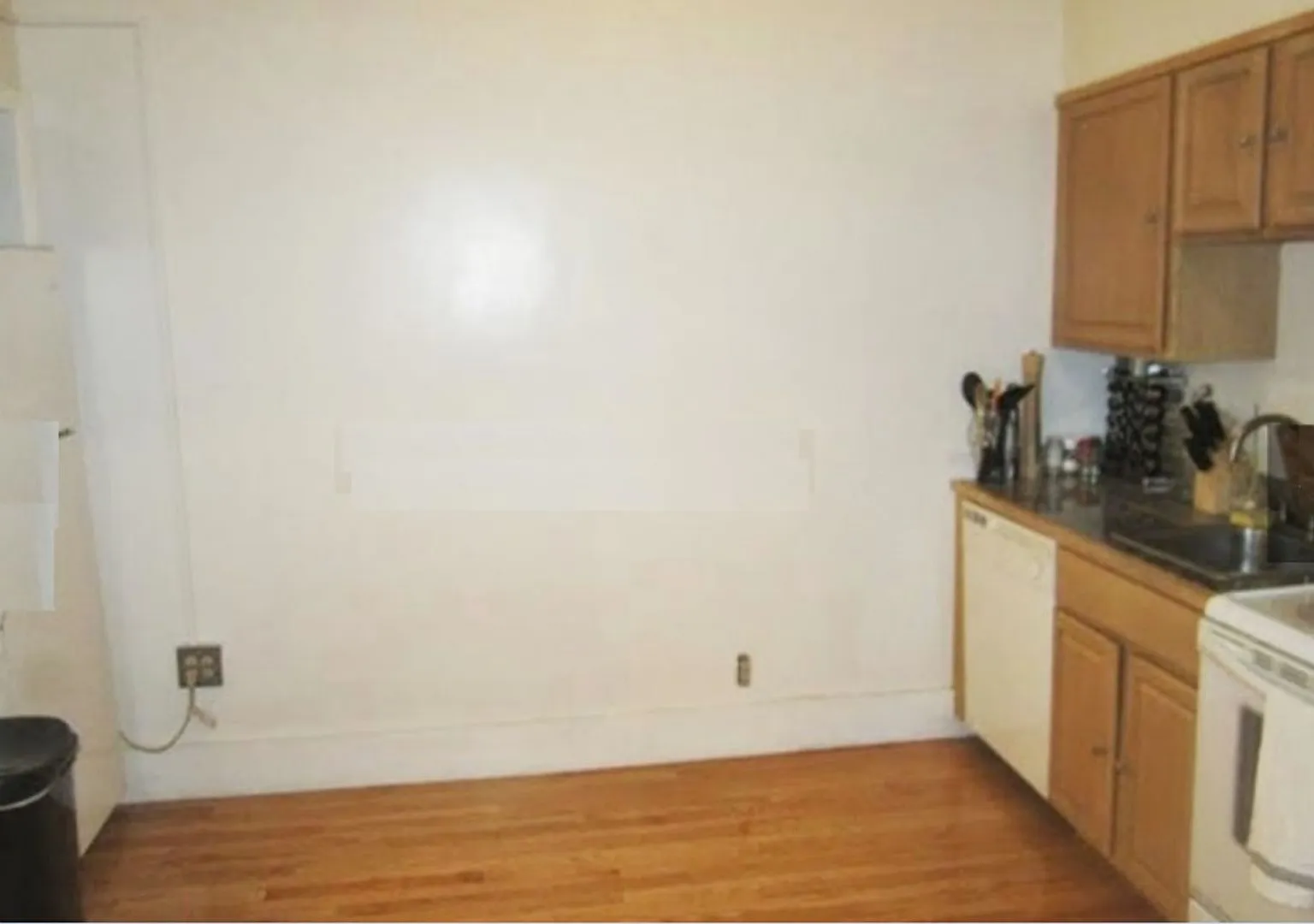 No Brokers Fee, Kenmore Sq. Location. Walk to BU Campus, Steps from the T. Laundry, — Photo 2