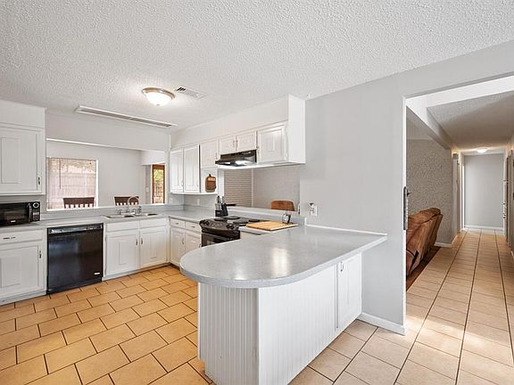 3rd image of 1109 N Thornbush Cir