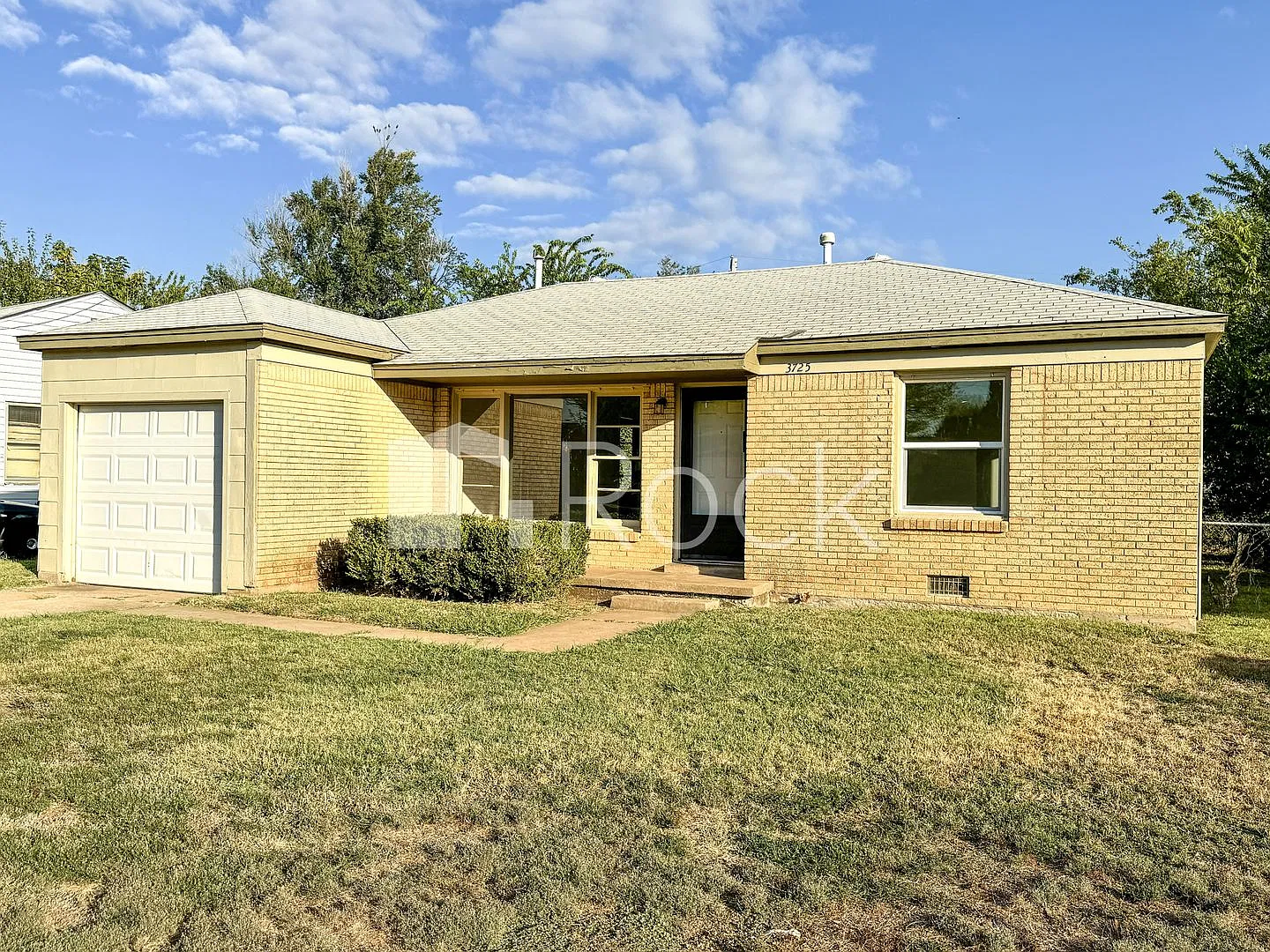 3 Bedroom Home in Del City with fresh paint & new carpet! — Photo 1