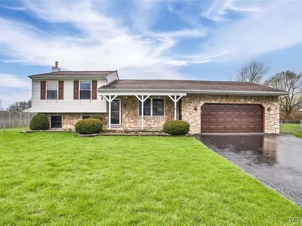 6553 Royal Pkwy N, Lockport, NY 14094