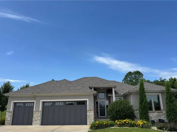 5866 S National Dr, Parkville, MO 64152