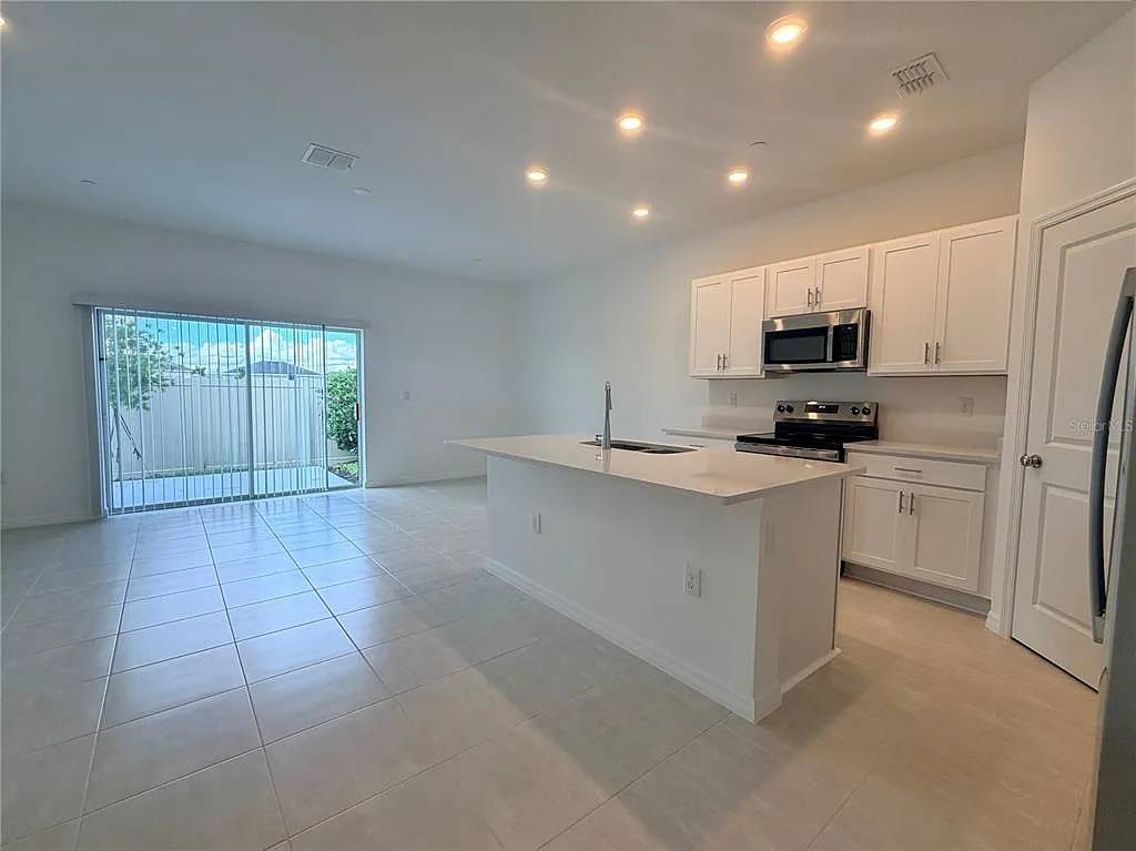 3 bed, 2.5 bath, 1285 sqft, $2,800 — Photo 2