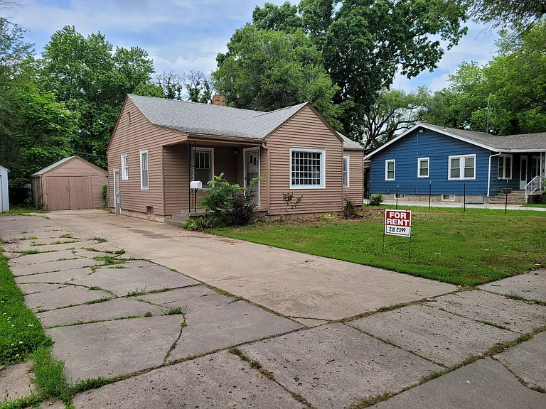 1527 N Woodland Ave — Photo 1