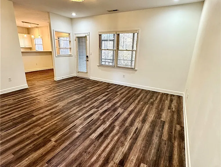245 Willow Ct — Photo 2