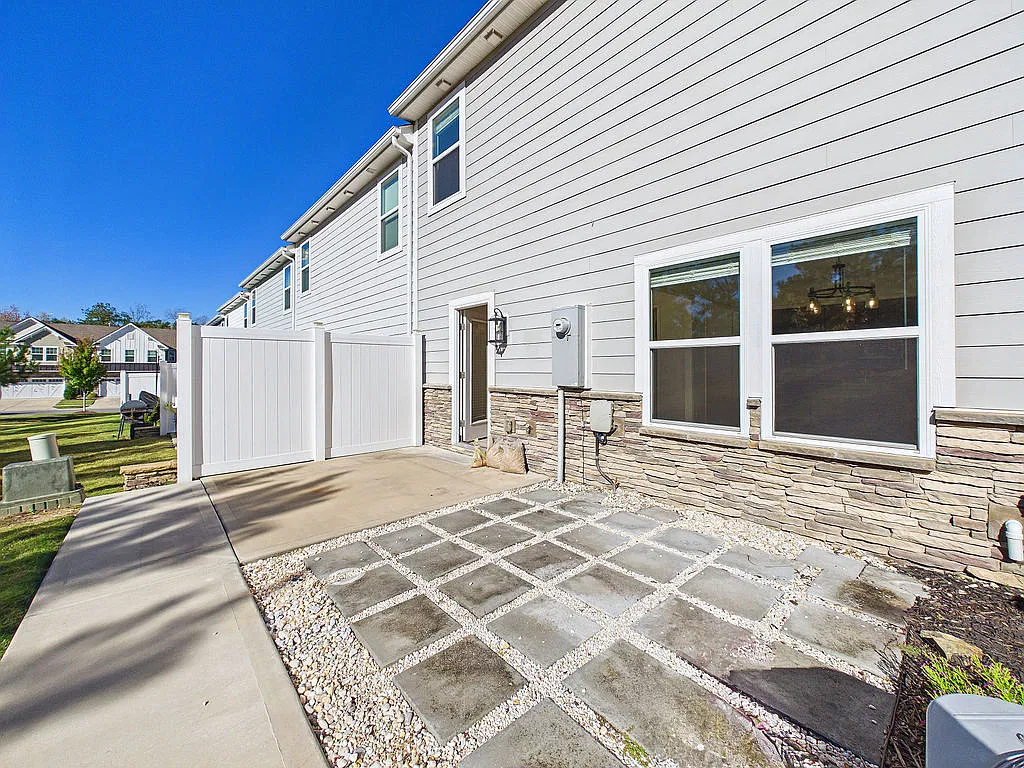 3 bed, 2.5 bath, 2200 sqft, $2,450 — Photo 4