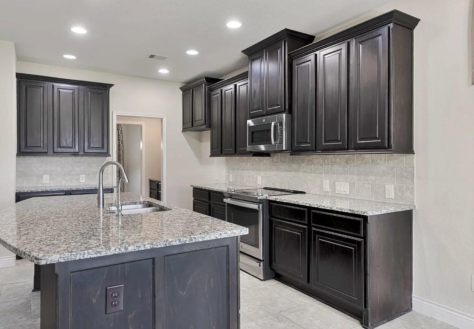 4 bed, 3.5 bath, 3395 sqft, $3,400 — Photo 3