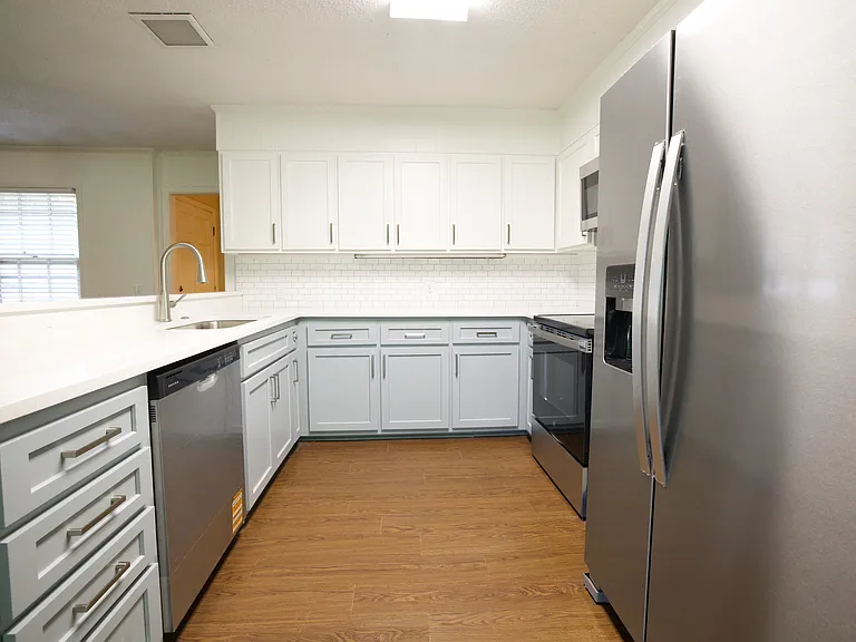 1030 Cumberland Dr — Photo 2