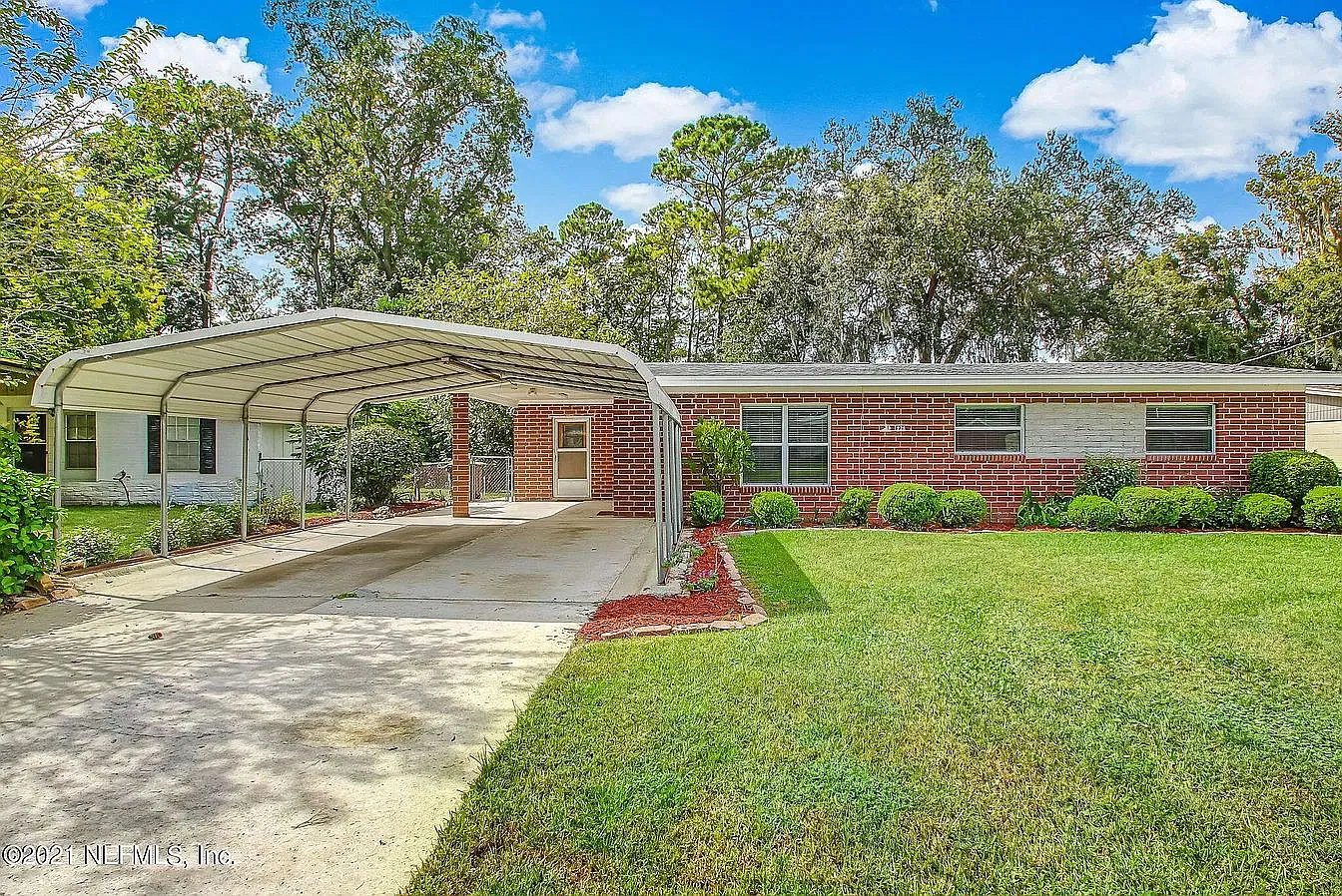 3 bed, 1.0 bath, 1284 sqft, $1,600 — Photo 2