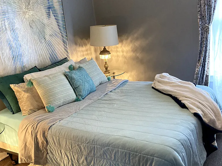 Maid of the mist room - Second floor middle. Queen Bed