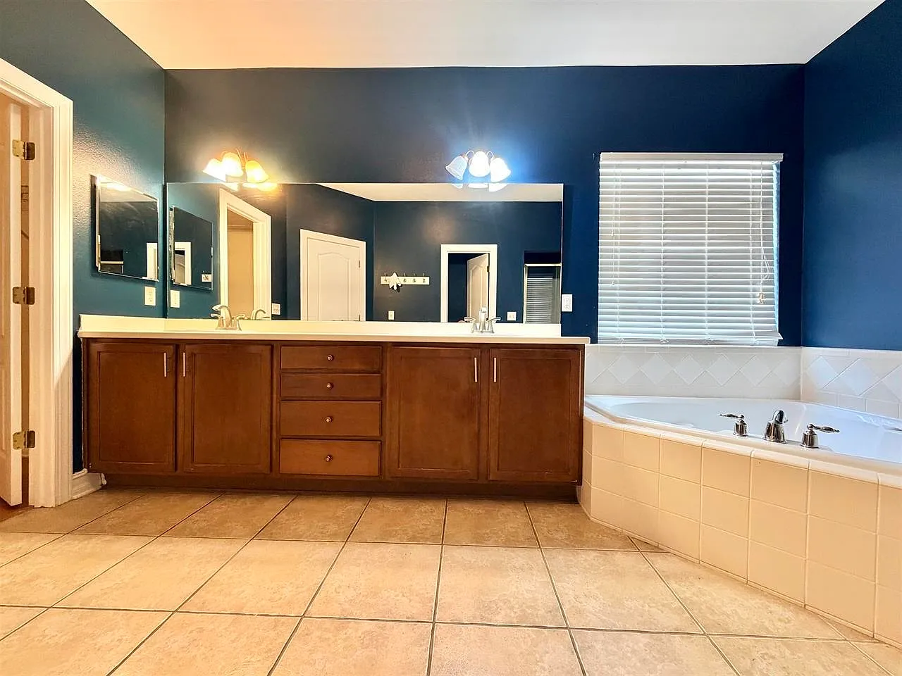 4 bed, 2286 sqft, $2,800 — Photo 4