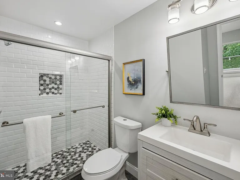 908 W Lombard St — Photo 10