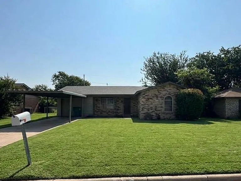 801 Park Plaza Dr — Photo 2