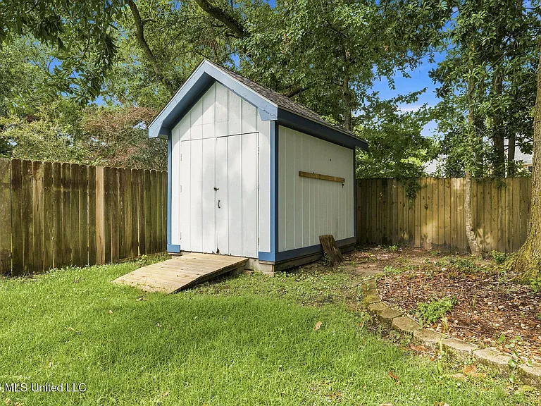122 Booth Cir — Photo 32