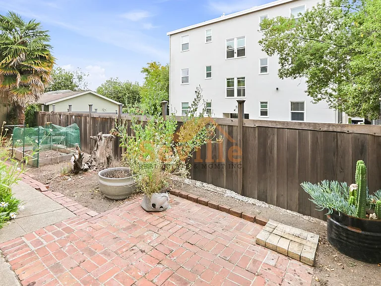 1526 Arch St — Photo 16