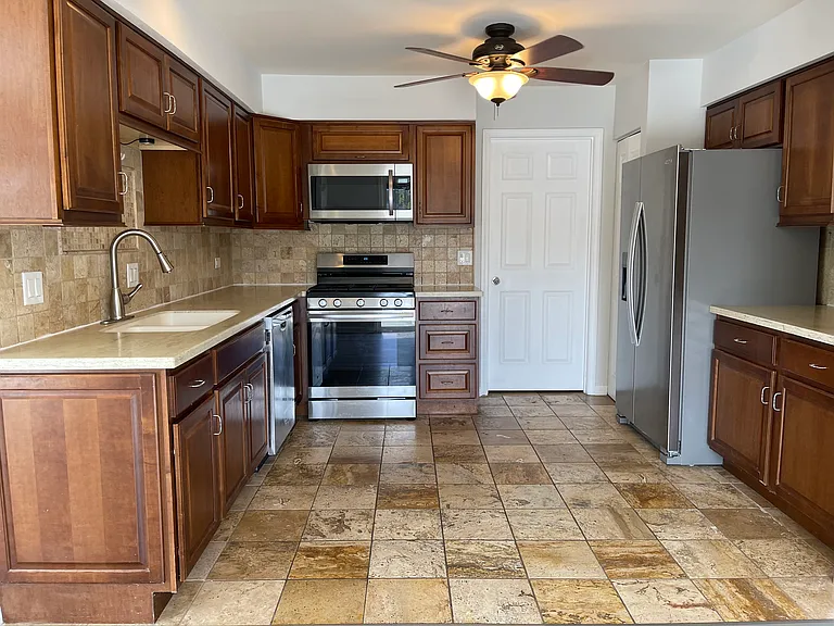 838 Newbury Ct — Photo 3