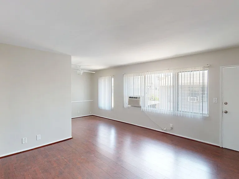 1042 Stanley — Photo 6