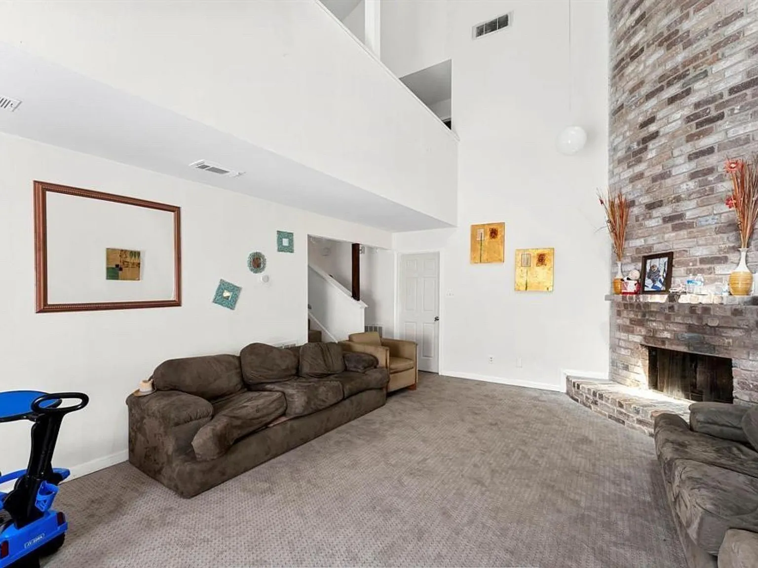 6 bed, 3.5 bath, 3480 sqft, $3,495 — Photo 2