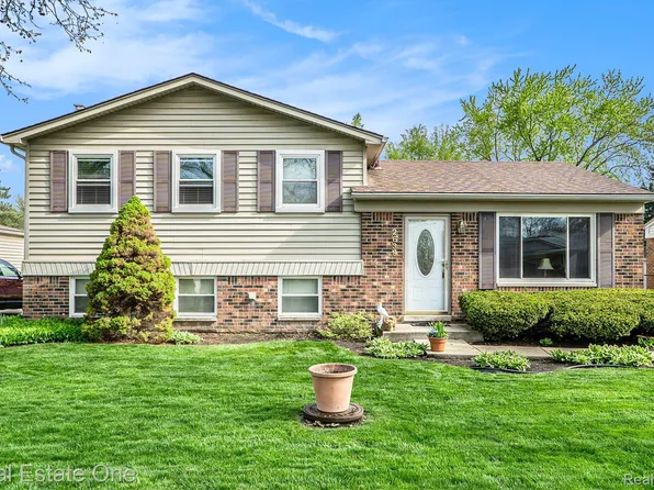 2639 Trailwood Dr, Troy, MI 48083