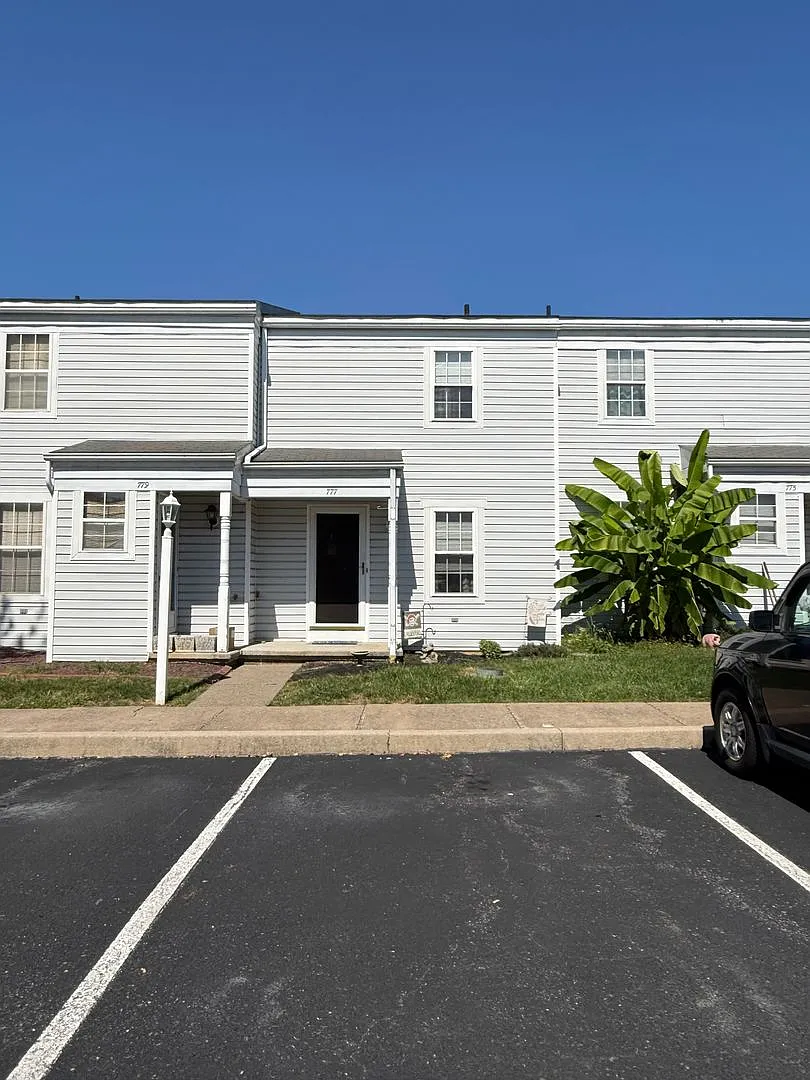 Charming 2-bedroom, 2.5-bathroom town-home in Mechanicsburg with convenient access to the Mechani... — Photo 1