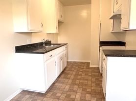 889 N Laurel Ave