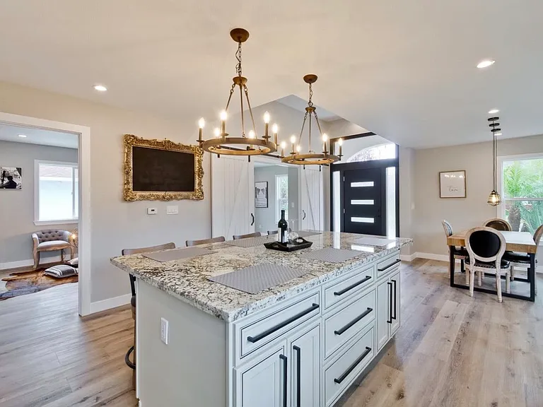 951 Camino Dr — Photo 2