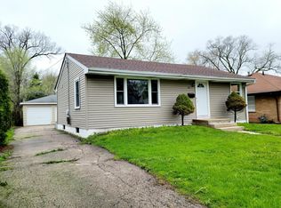 16 N Elmwood Dr, Aurora, IL 60506