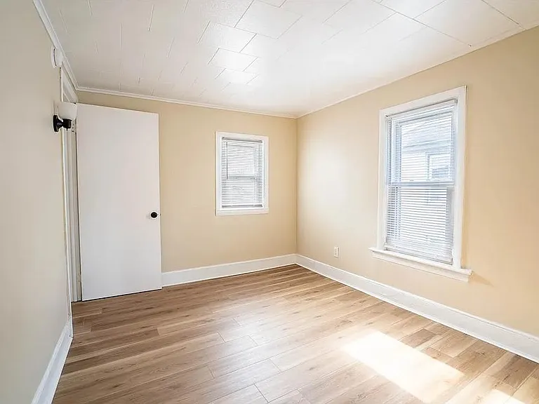 327 William St — Photo 19