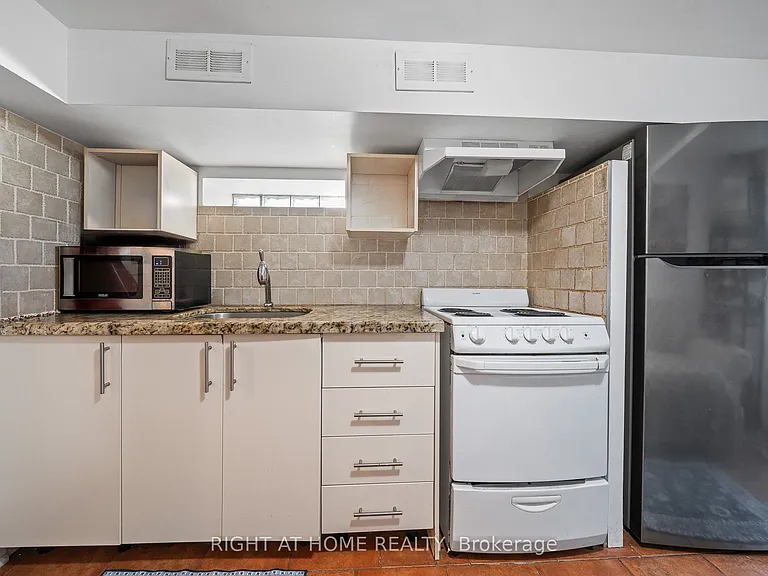 490 Brock Ave #4 — Photo 10