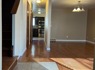 7 Henderson Rd #B, Glenmont, NY 12077