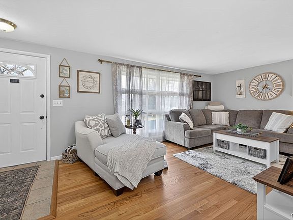 3rd image of 107 Sheraton Rd