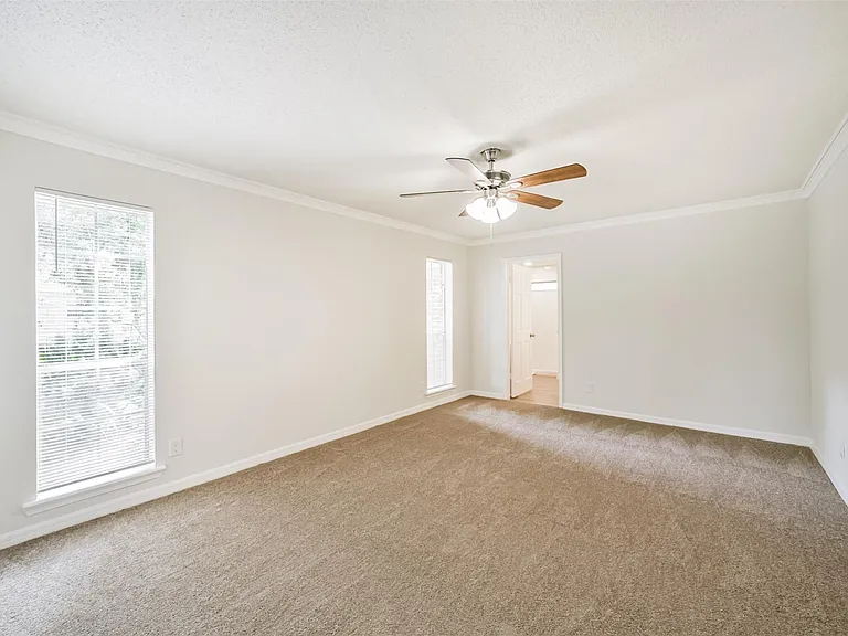 1011 Baltic Ln — Photo 24