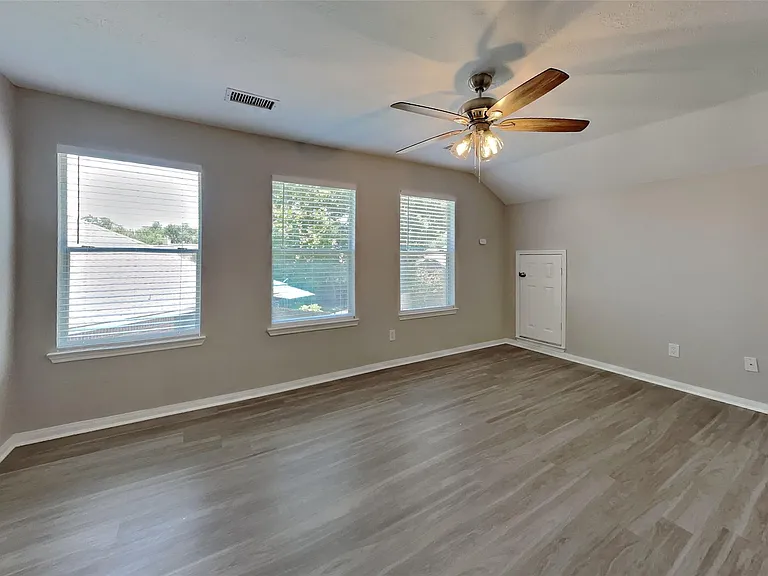 10406 Comanche Springs Ct — Photo 18