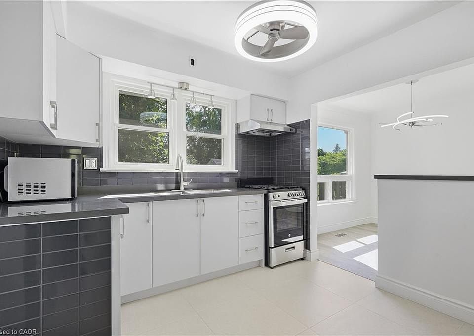 1st image of 49 Beverly Cres