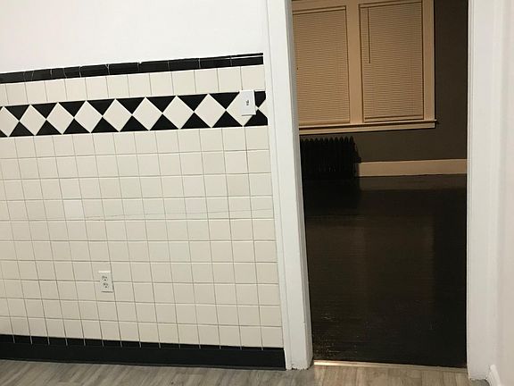 2nd image of 3888 Lakewood St #2