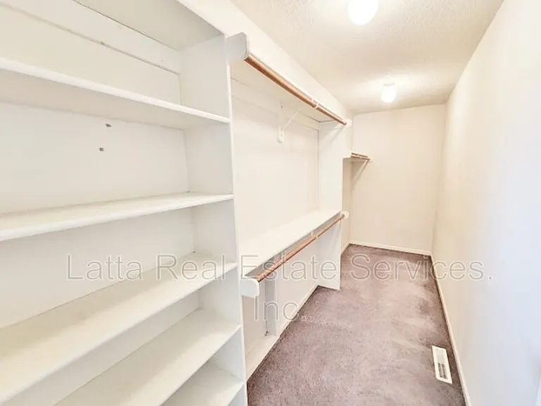 1208 SE Meridian Dr — Photo 11