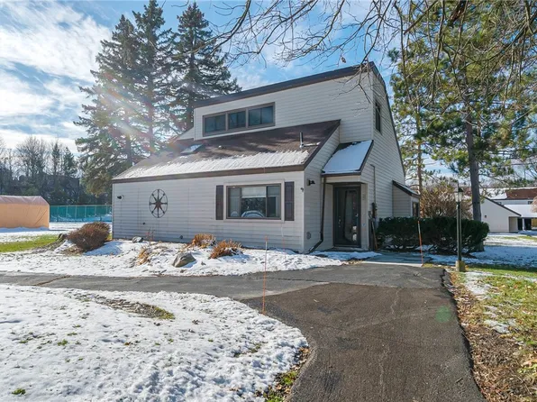 207 Vantage Dr, Camillus, NY 13031