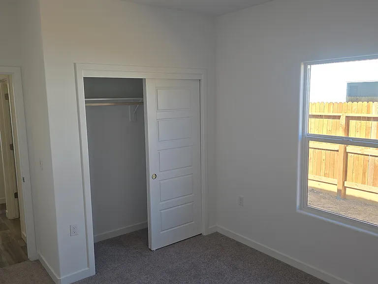 2584 W Cambridge St — Photo 11