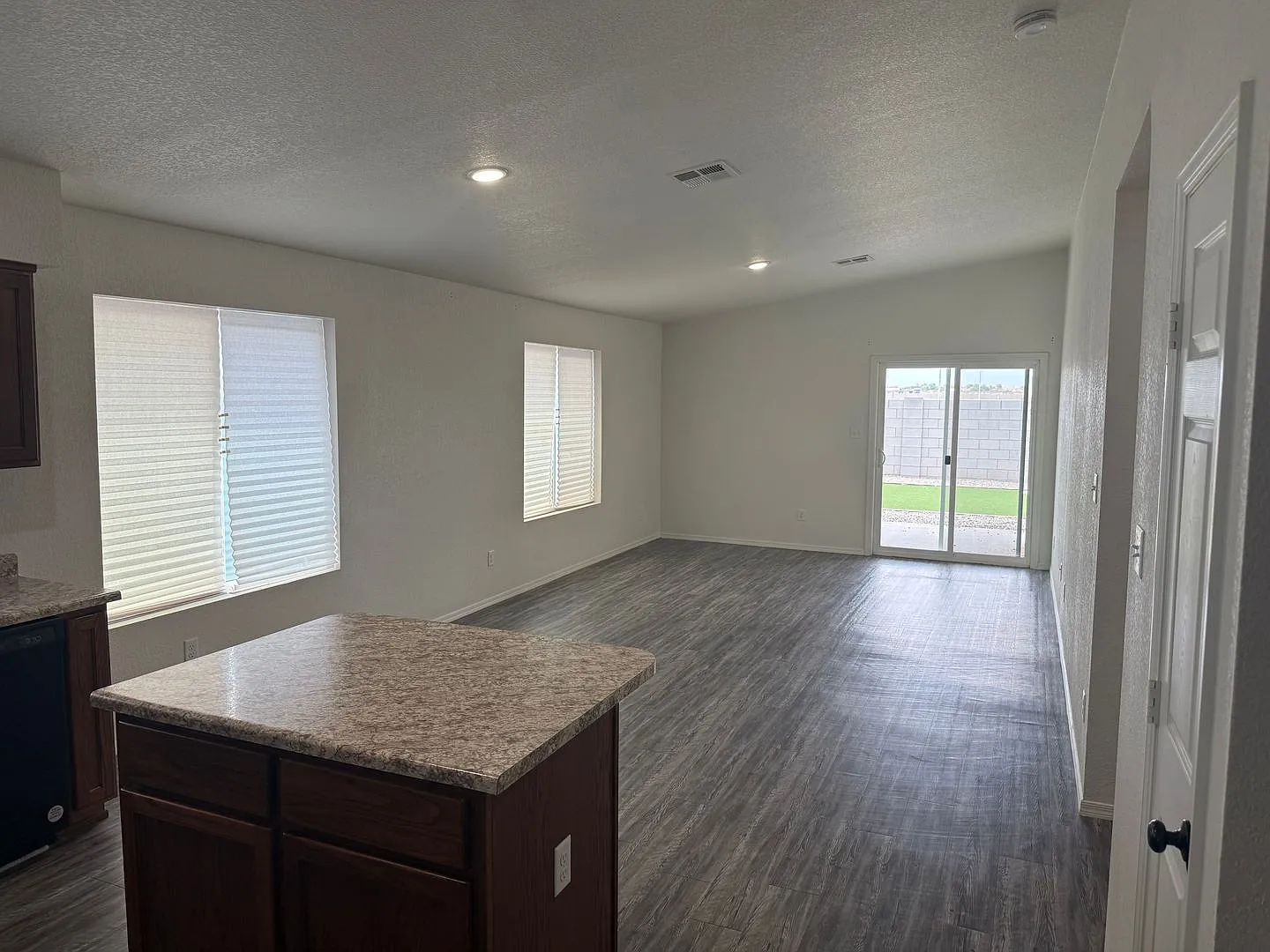 Desert Sands 4 bedroom 2 bathroom home with extra living room — Photo 4