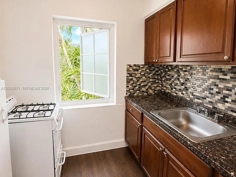 322 NE 25th St #12 — Photo 5