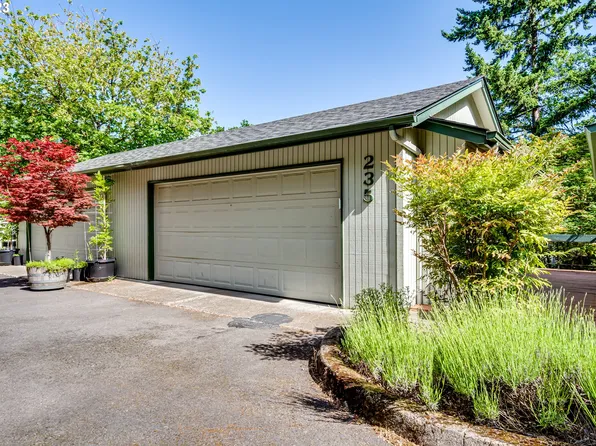 235 Foxtail Dr, Eugene, OR 97405