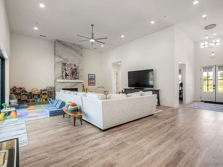655 Hamilton Ln — Photo 6