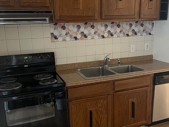 Kitchen w Stove/Dishwasher