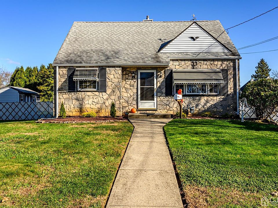 1st image of 10 Lauretta Dr