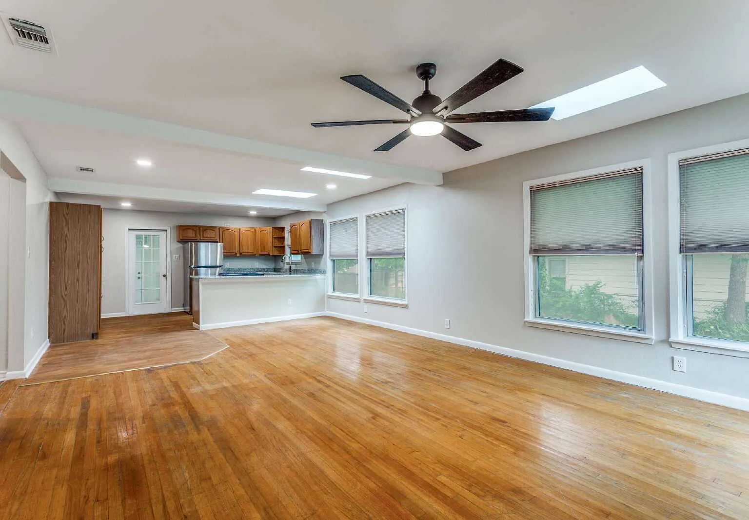 2 bed, 1.0 bath, 1350 sqft, $1,650 — Photo 4