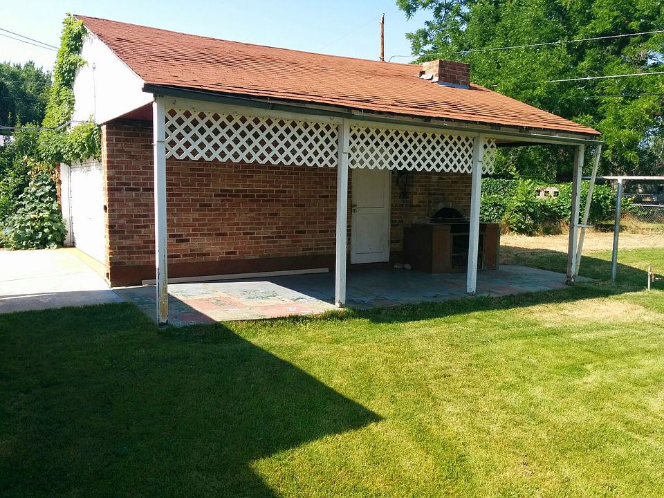 Covered patio with fireplace