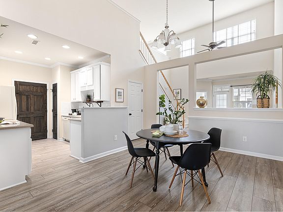 4th image of 1004 Bartlett Cir
