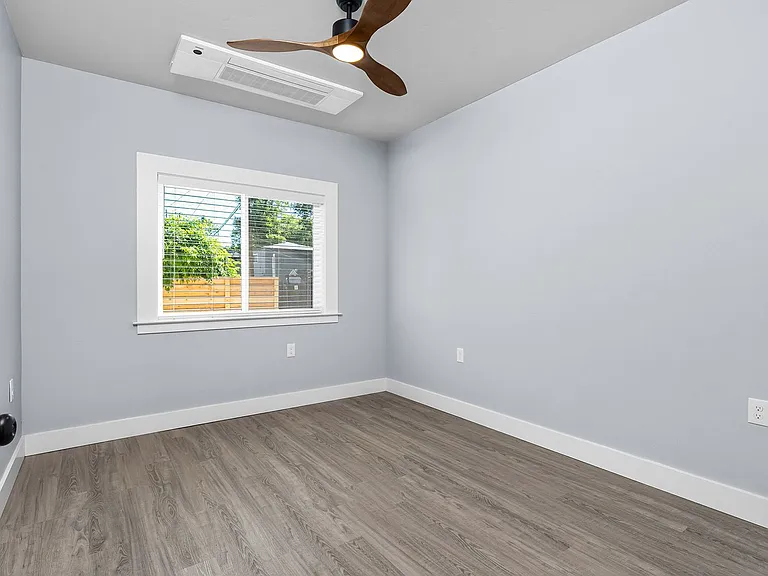 725 Orient St — Photo 12