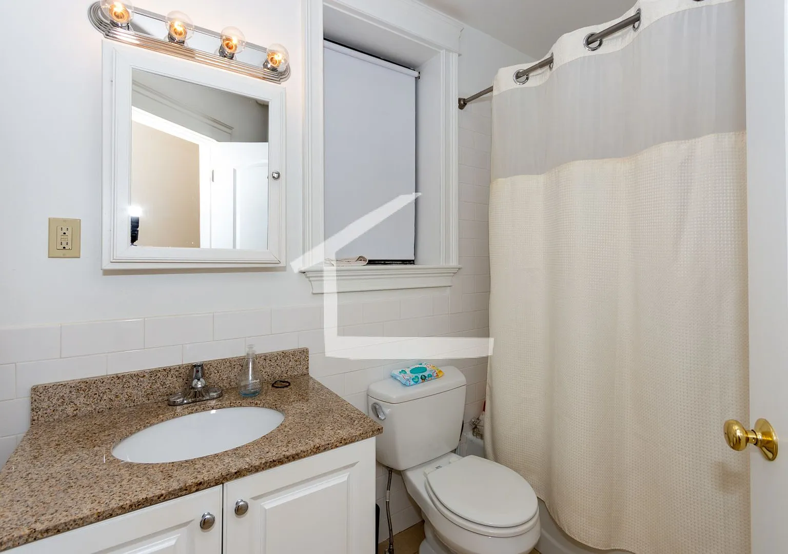 Charming 1 Bedroom-No Broker Fee — Photo 2