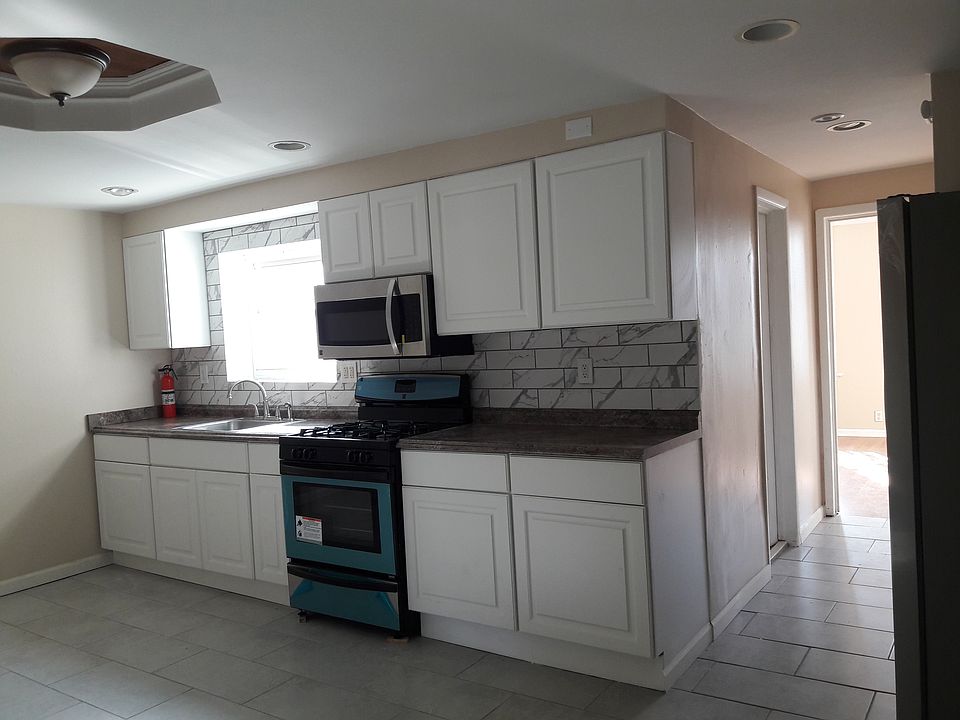 Eat-in Kitchen