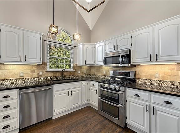 5th image of 1100 NE Woodbury Ct